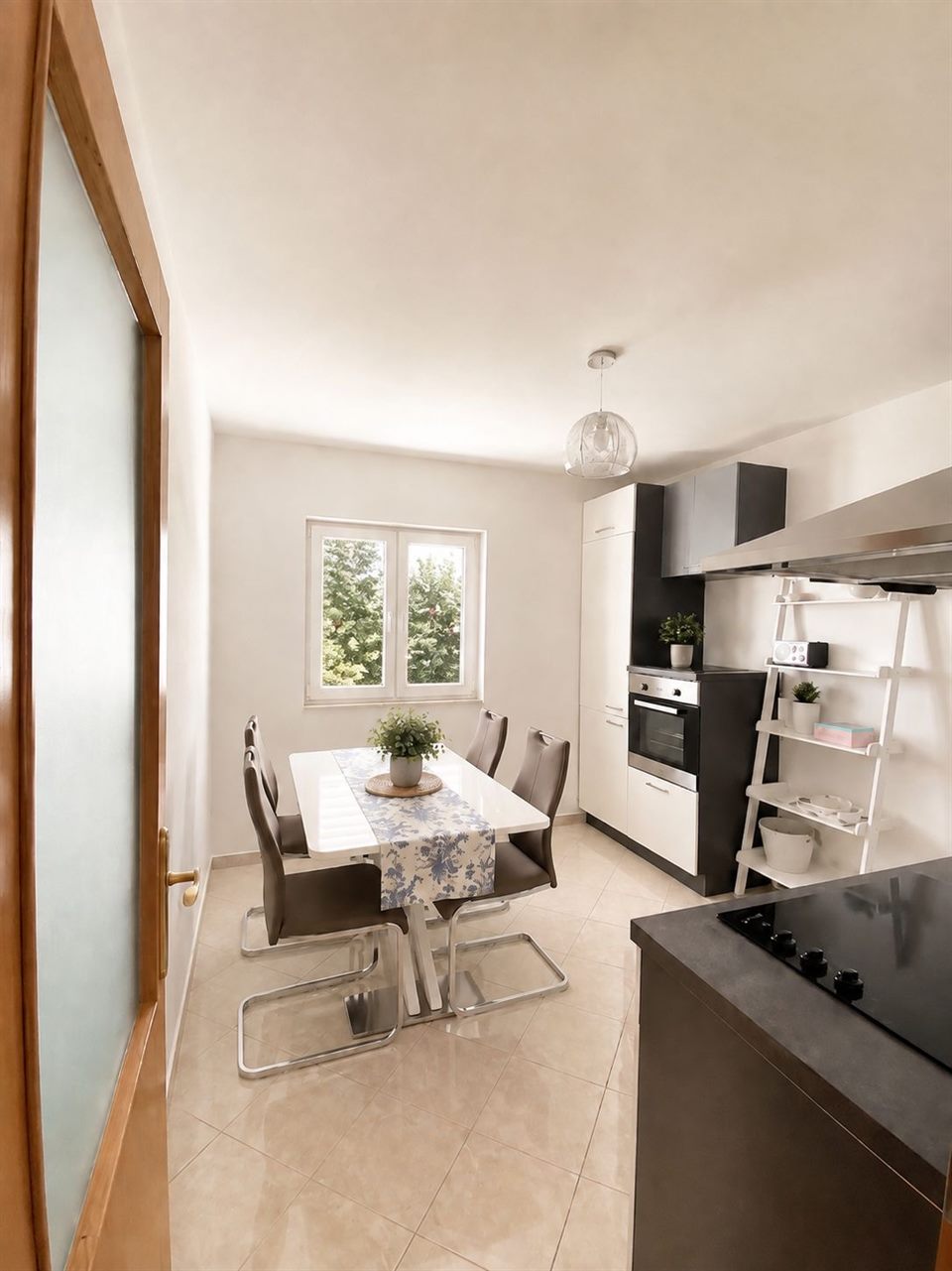 Dining area and fully equipped kitchen